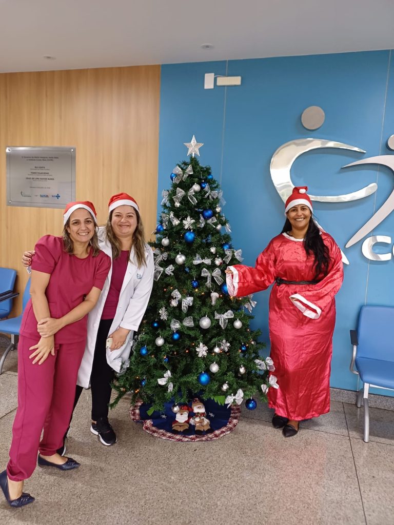 Crianças internadas na pediatria recebem presentes das equipes do ICOM